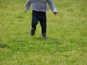 走る子ども